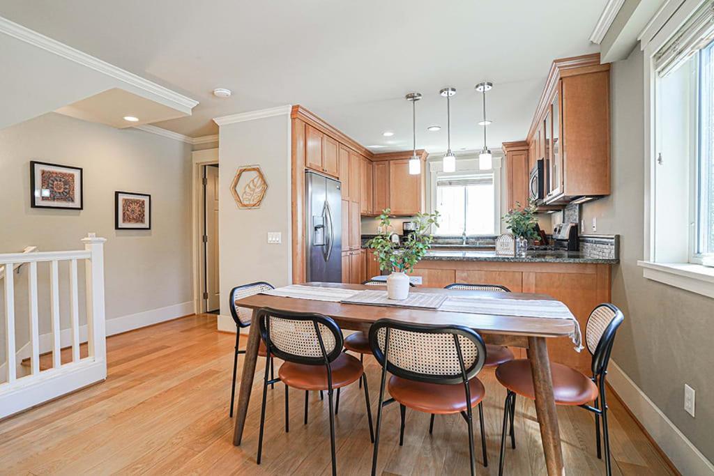 סיאטל Exquisite Central Townhome With Spacious Loft And Gourmet Kitchen מראה חיצוני תמונה