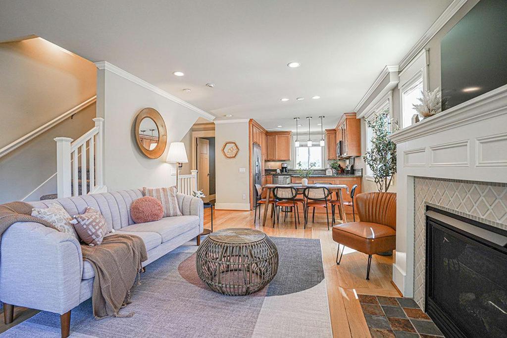 סיאטל Exquisite Central Townhome With Spacious Loft And Gourmet Kitchen מראה חיצוני תמונה