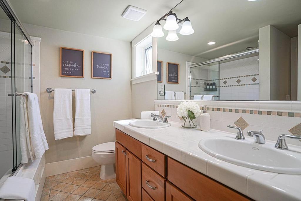 סיאטל Exquisite Central Townhome With Spacious Loft And Gourmet Kitchen מראה חיצוני תמונה